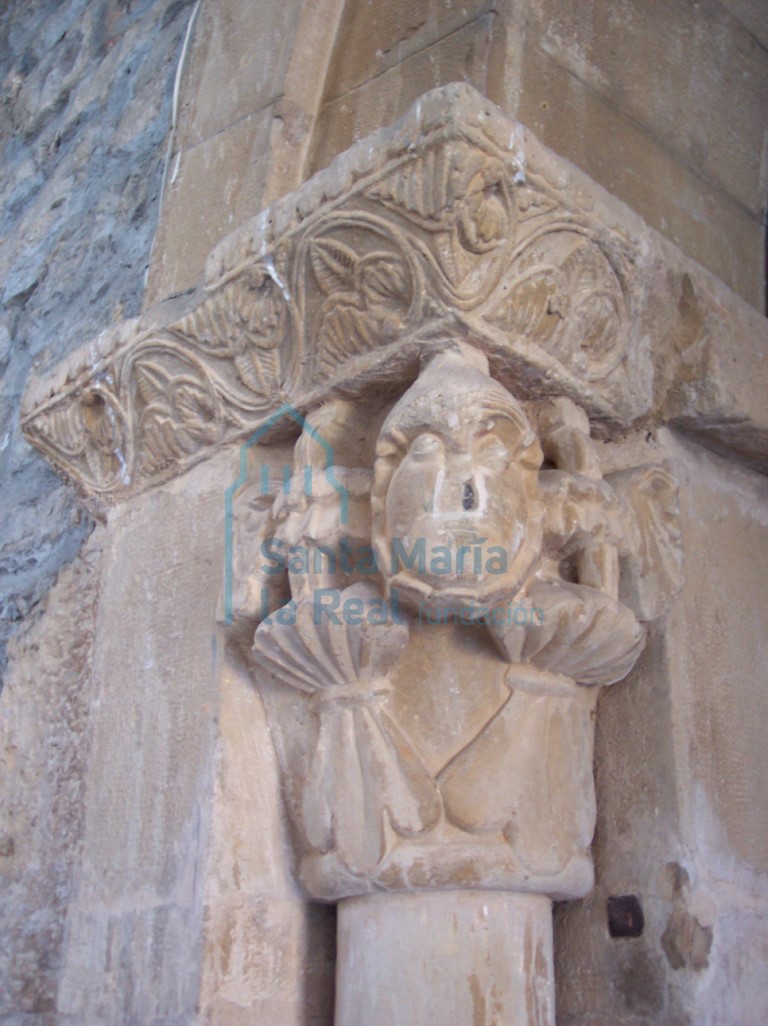 Capitel izquierdo de la portada meridional. Cabeza de hombre