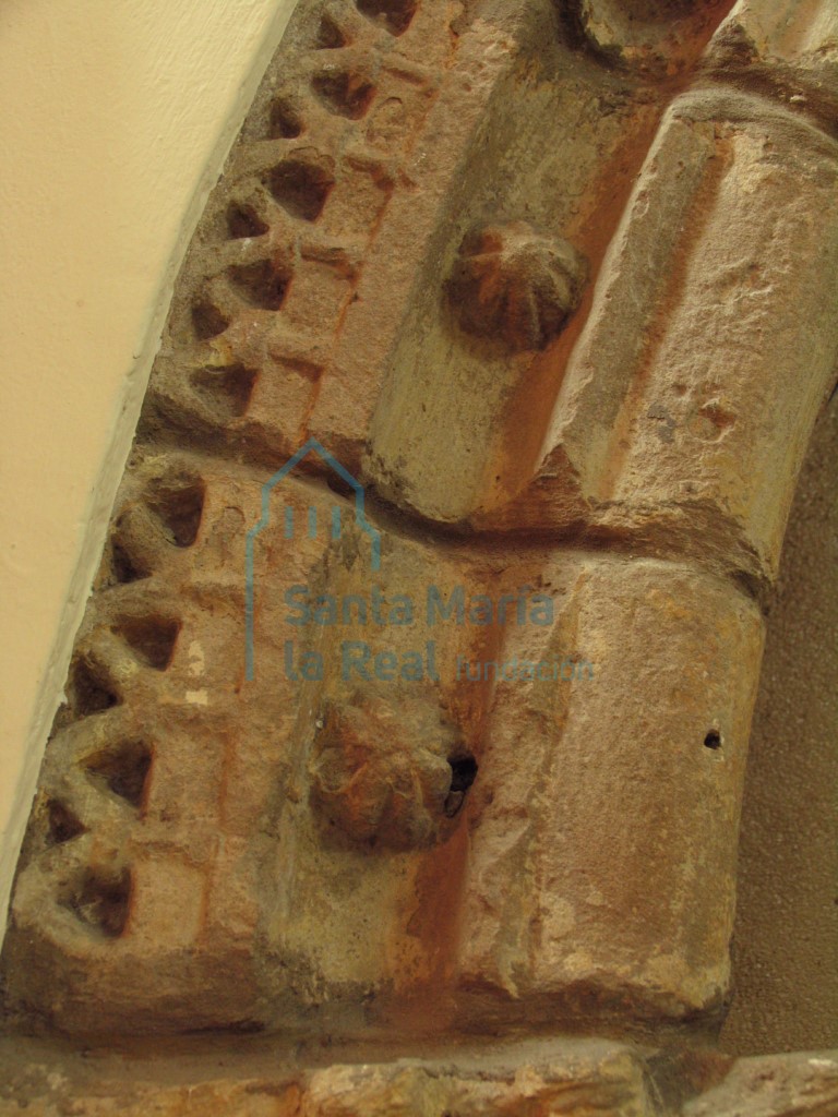 Detalle de la arquivolta de la portada