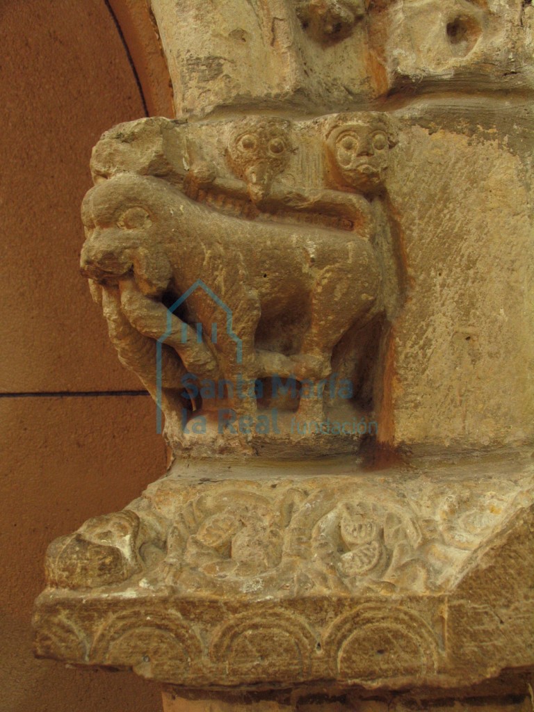 Capitel de jamba derecha de la portada