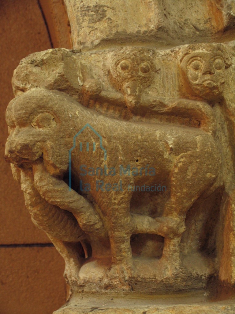 Capitel de jamba derecha de la portada