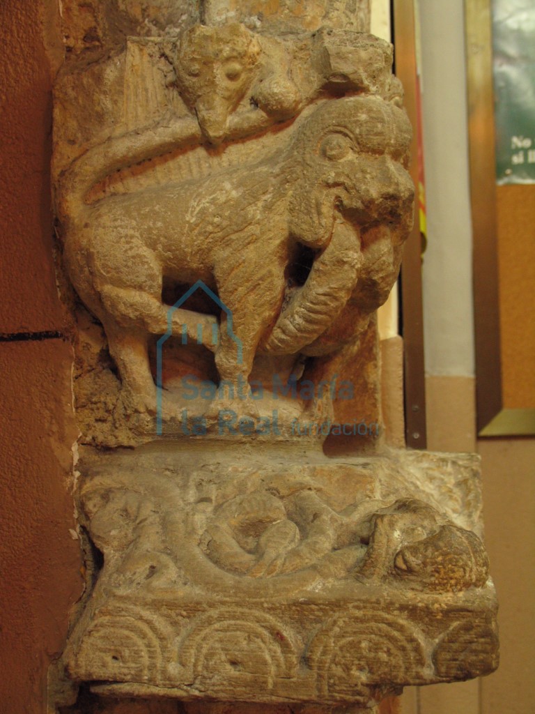 Capitel de jamba derecha de la portada