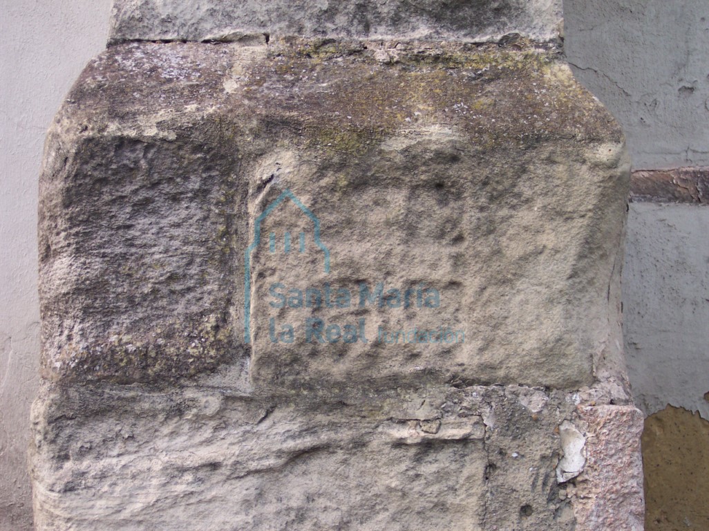 Sillar tallado de contrafuerte exterior