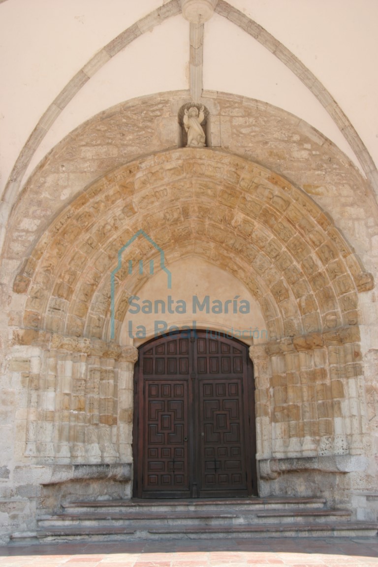 Portada de la iglesia