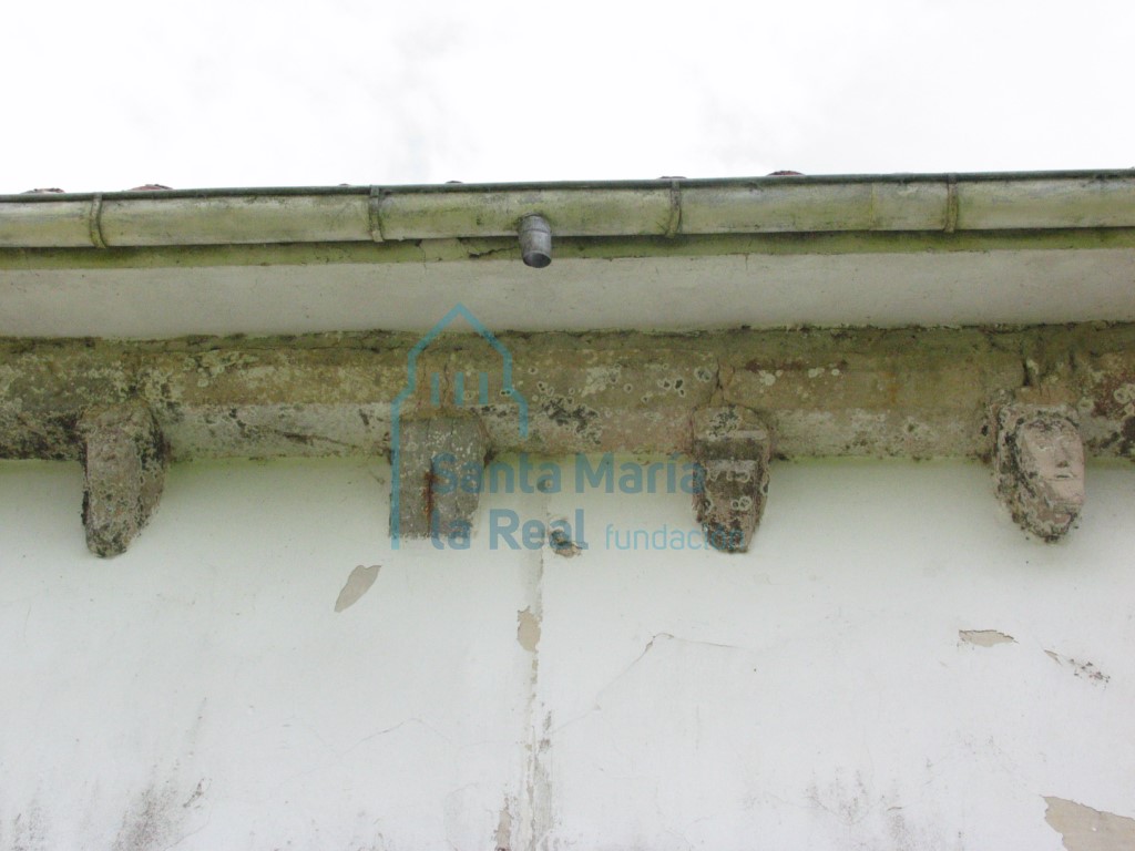 Canecillos del muro sur de la nave