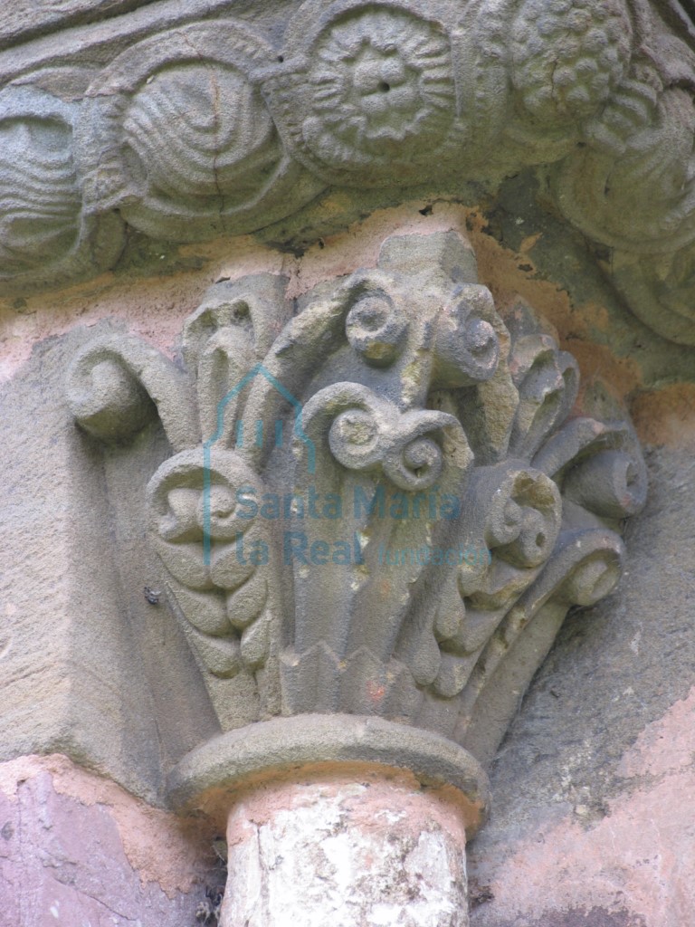 Capitel de la ventana absidal