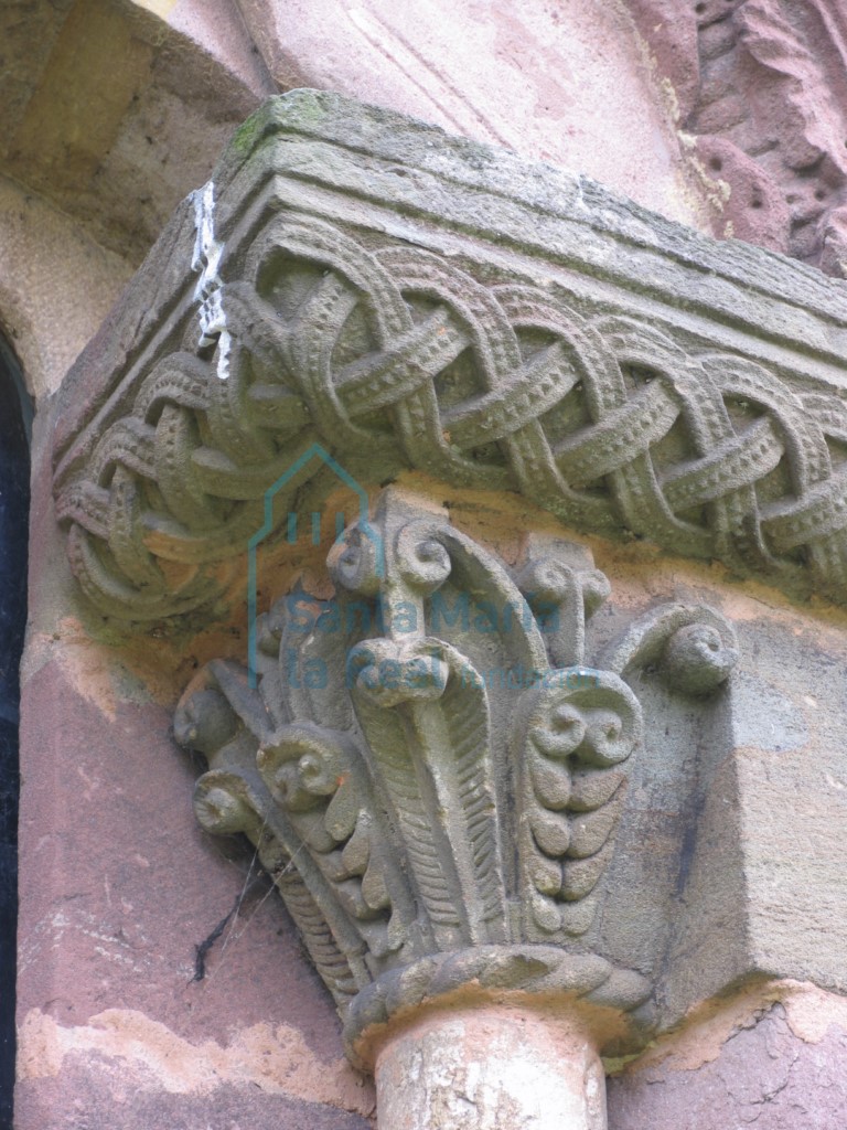 Capitel de la ventana absidal