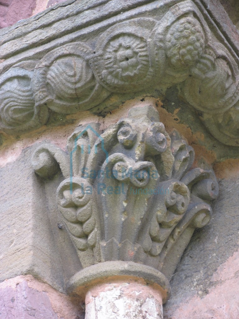 Capitel de la ventana absidal