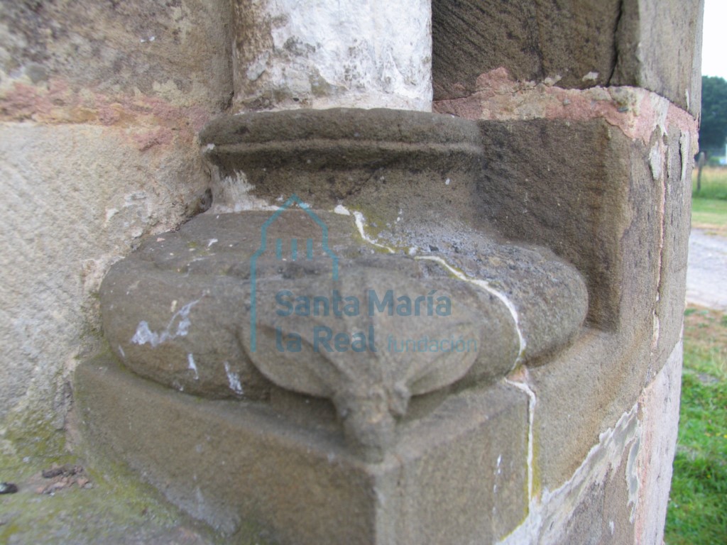 Basa del capitel de la ventana absidal