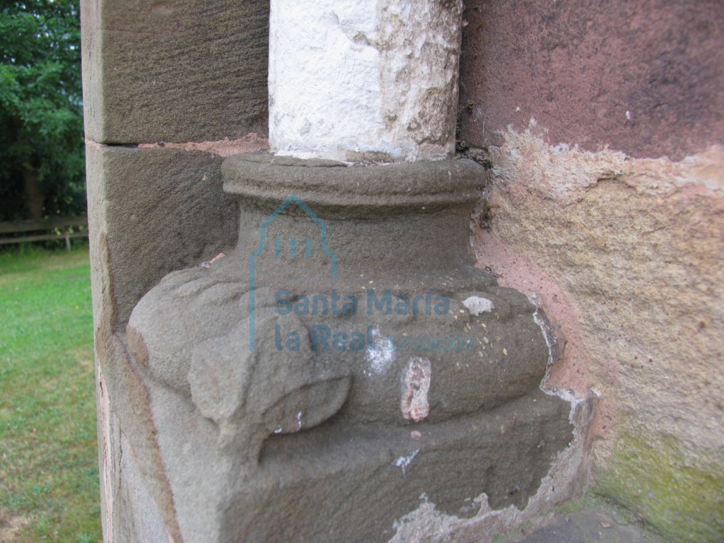 Basa del capitel de la ventana absidal