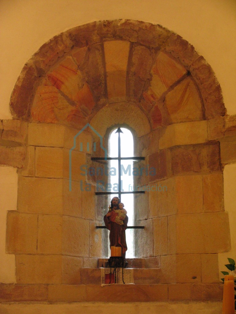 Ventana interior del ábside