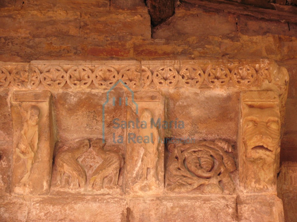 Canecillos y metopas de la portada norte