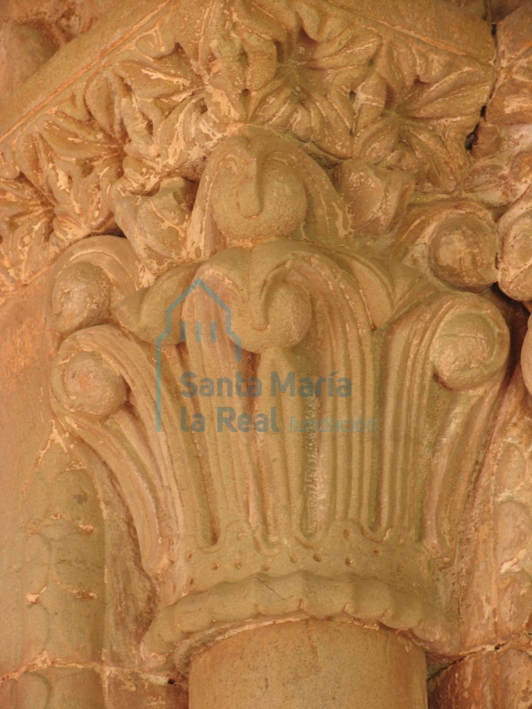 Capitel del lado izquierdo de la portada norte