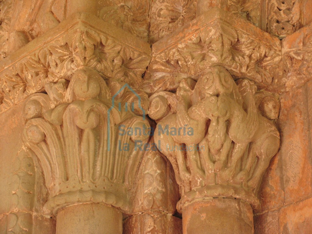 Capiteles del lado izquierdo de la portada norte