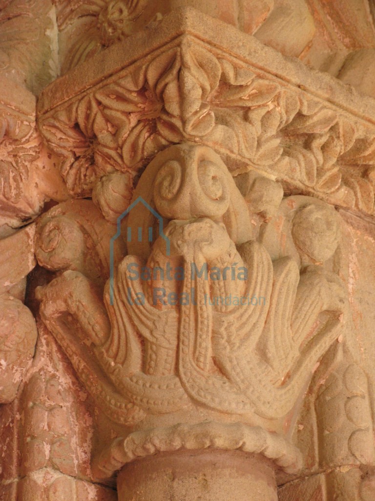 Capitel del lado derecho de la portada norte