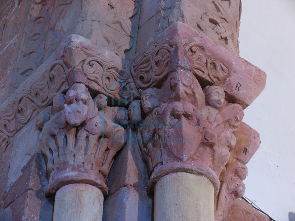 Capiteles restaurados del arco triunfal