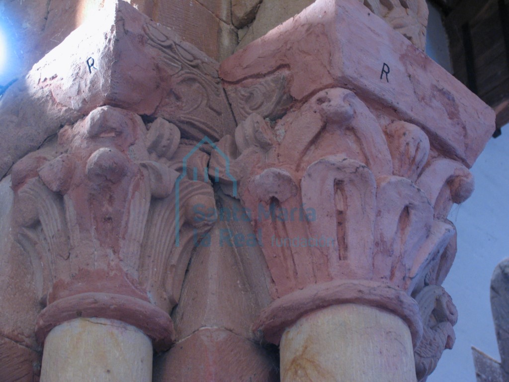 Capiteles restaurados del arco triunfal