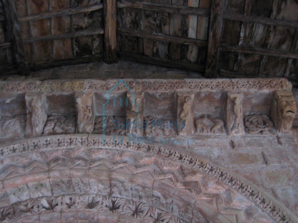 Detalle de los canecillos y relieves de la portada