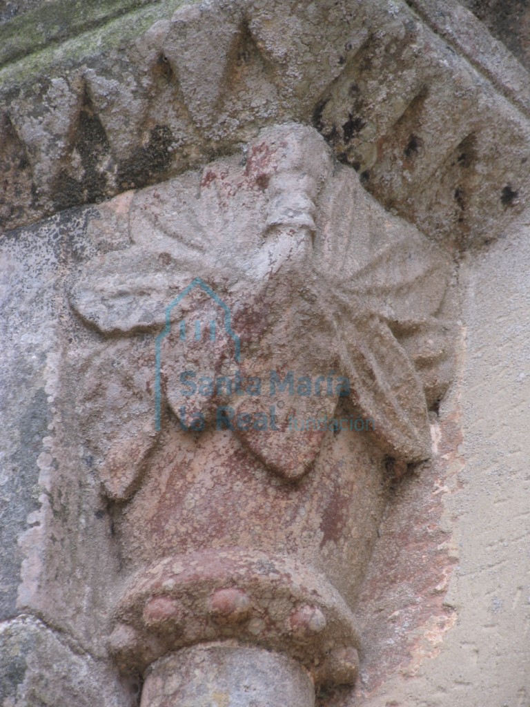 Capitel de la ventana absidial