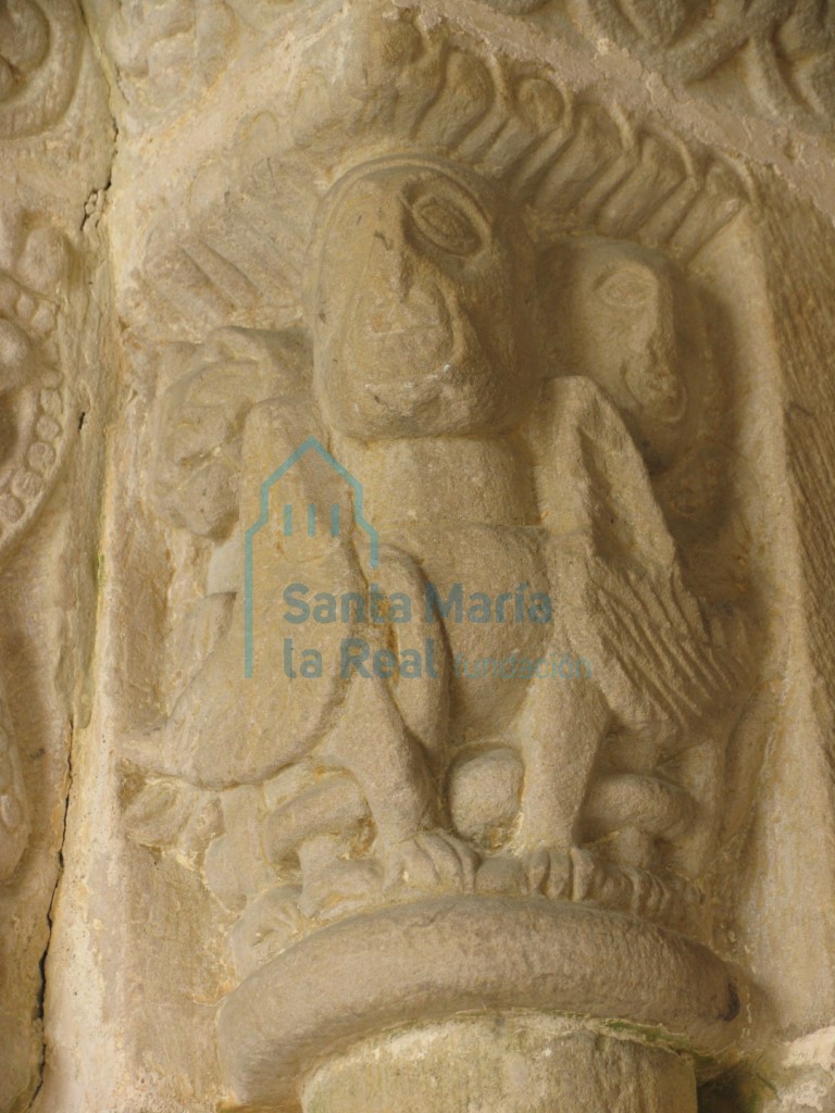 Capitel del lado izquierda de la portada Capitel del lado izquierda de la portada