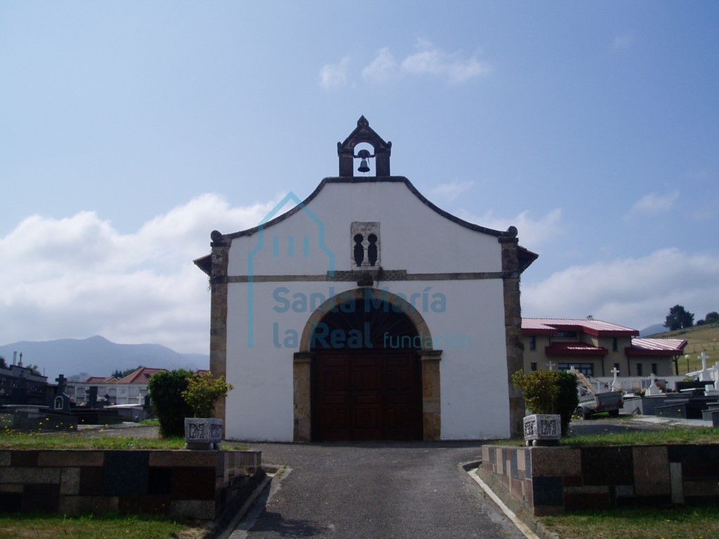 Fachada de la entrada a la capilla del cementerio