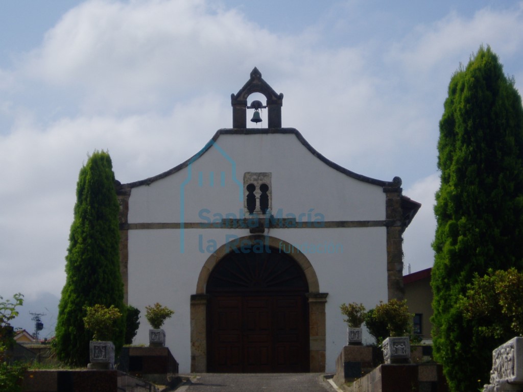 Fachada de la entrada a la capilla del cementerio