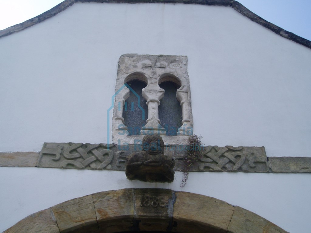 Banda con entrelazados y ménsula zoomorfa, por debajo de una ventana prerrománica