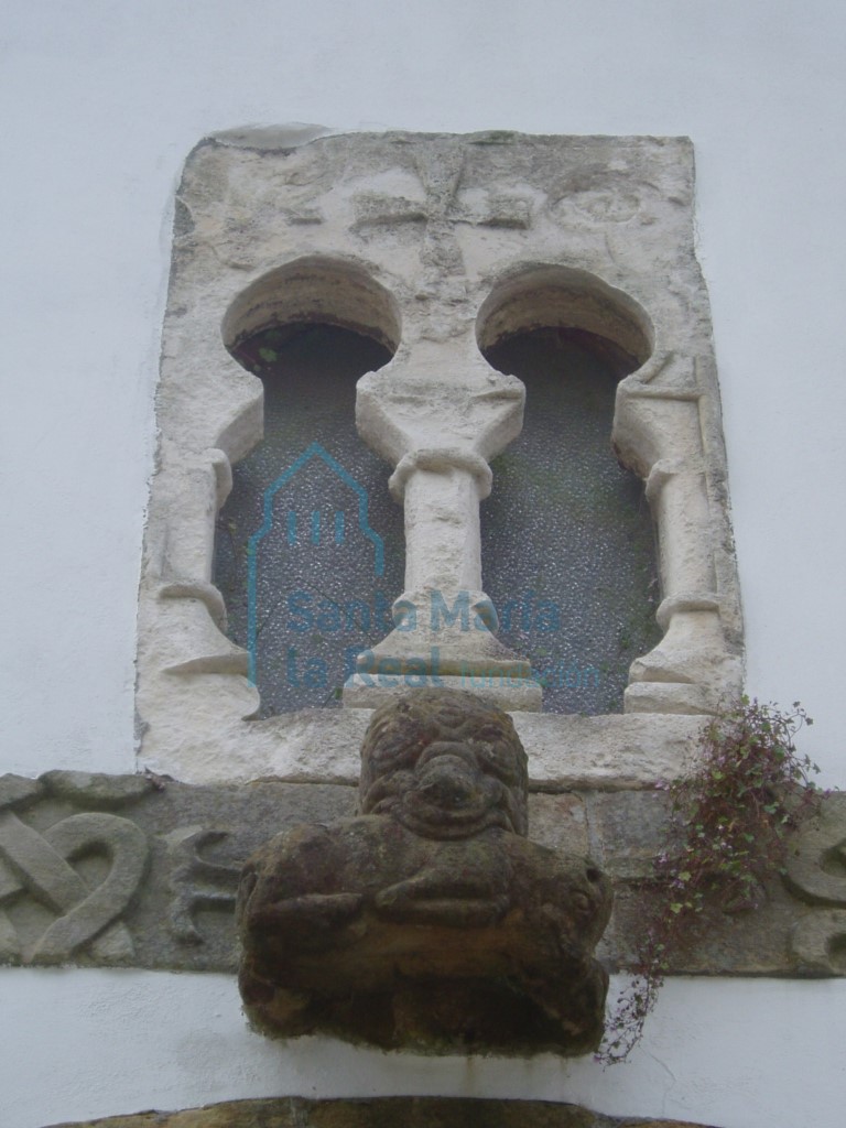 Banda con entrelazados y ménsula zoomorfa, por debajo de una ventana prerrománica Banda con entrelazados y ménsula zoomorfa, por debajo de una ventana prerrománica
