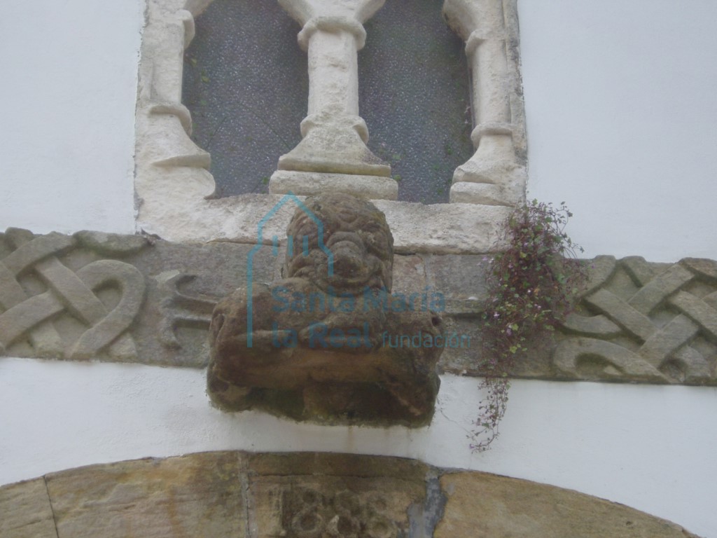 Banda con entrelazados y ménsula zoomorfa, por debajo de una ventana prerrománica