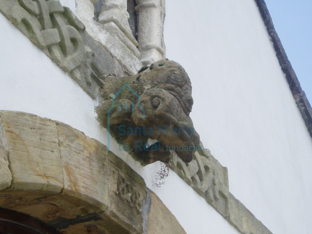 Banda con entrelazados y ménsula zoomorfa, por debajo de una ventana prerrománica