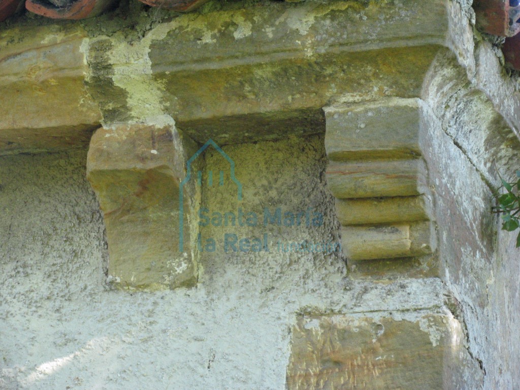 Canecillos de la fachada meridional