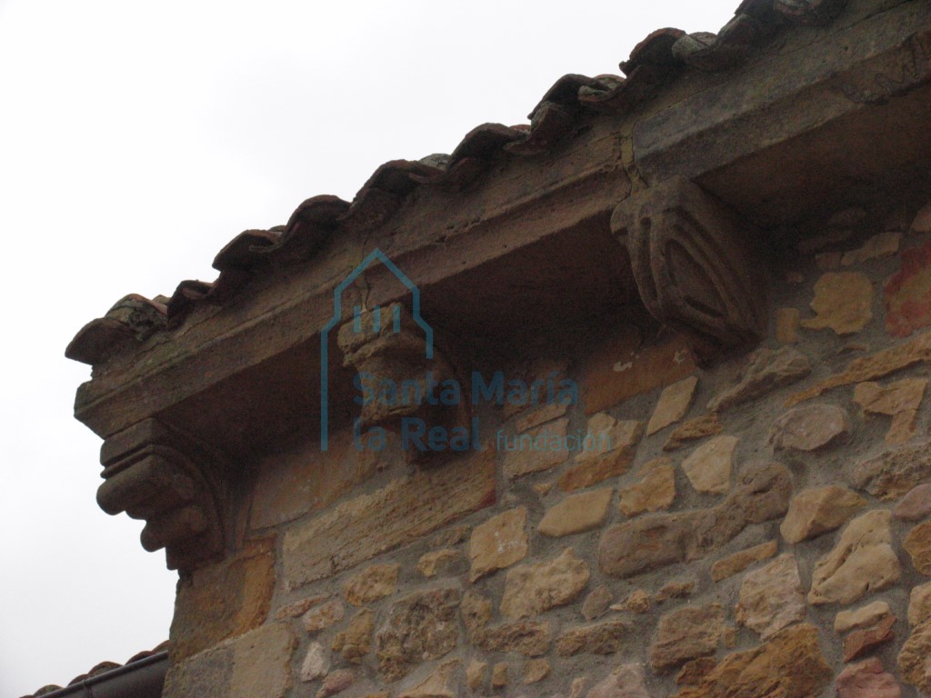 Canecillos de la cabecera