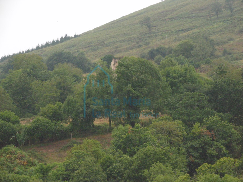 Vista de los restos del Torreón de los Lodeña desde la iglesia