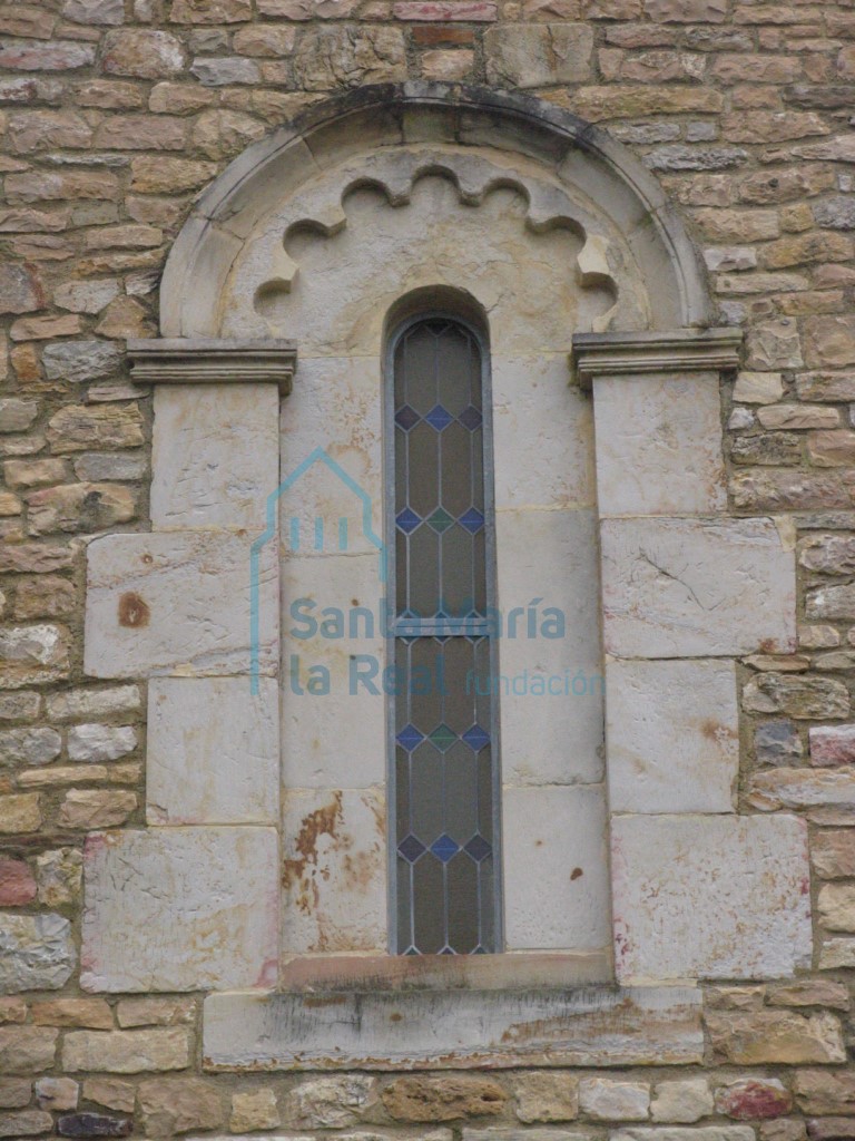 Ventana de gusto neorrománico colocada en el imofronte en la restauración de 1993