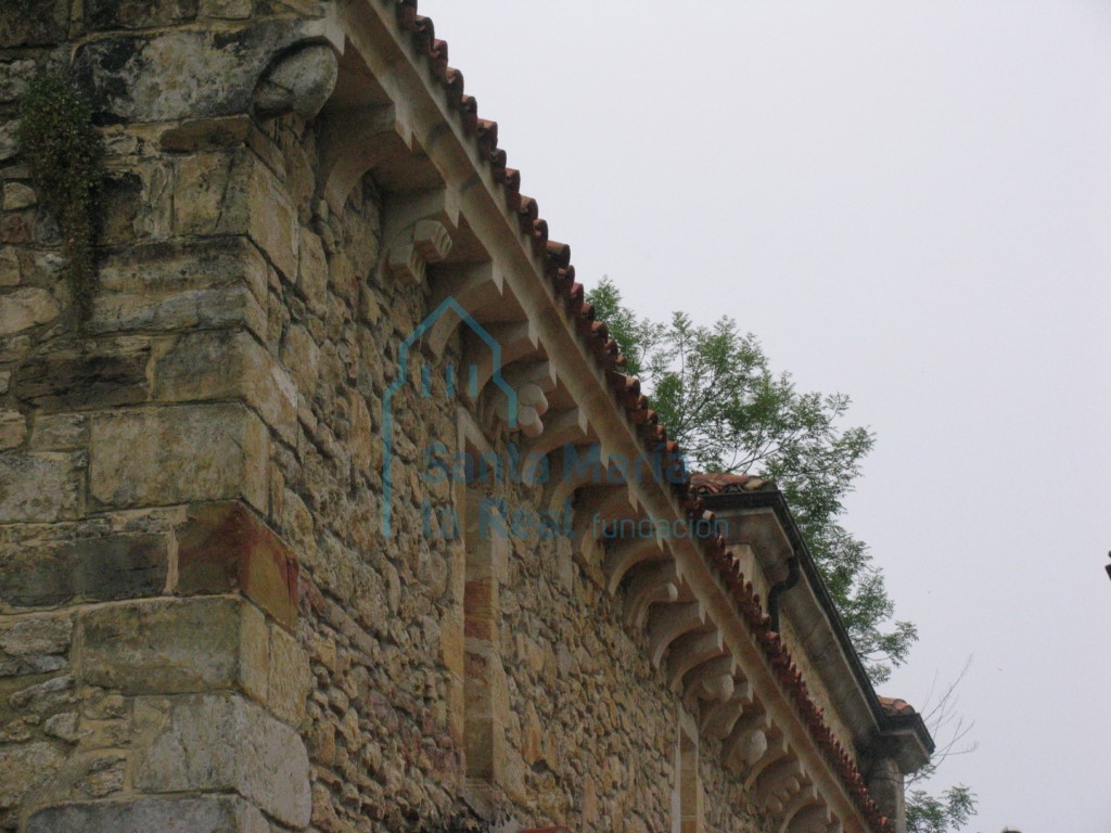 Detalle de los canecillo del alero meridional la mayoría de ellos colocados en 1993