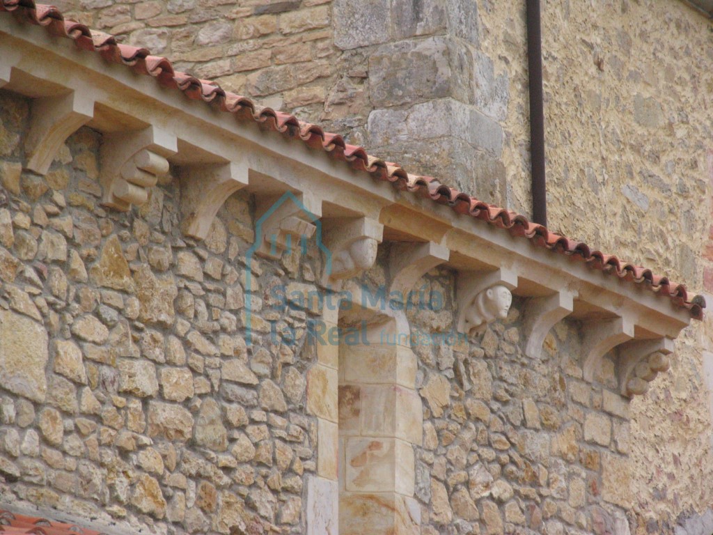 Detalle de los canecillo del alero meridional, la mayoría de ellos colocados en 1993