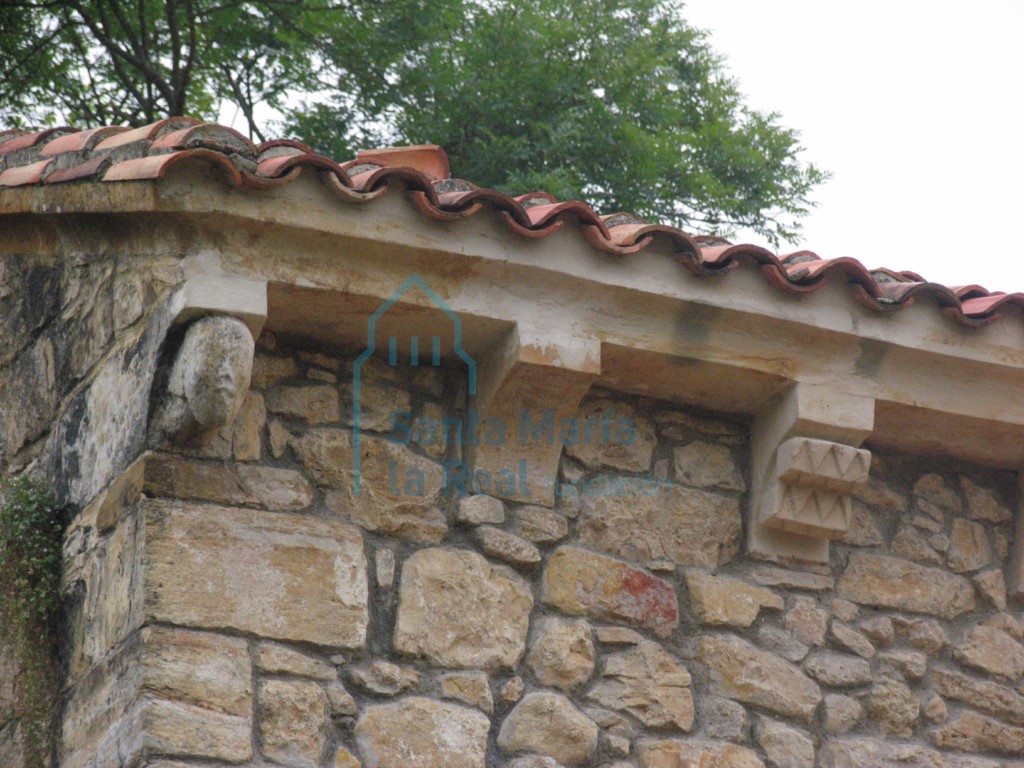 Detalle de los canecillos del alero meridional, la mayoría de ellos colocados en 1993