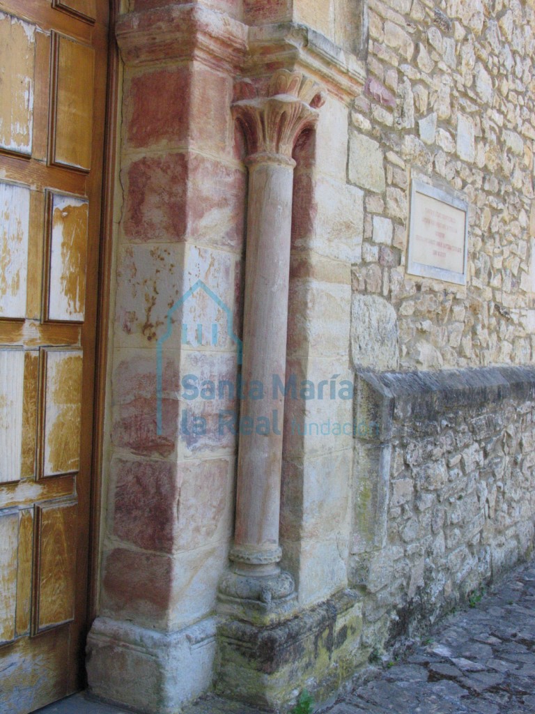 Columna izquierda de la portada occidental