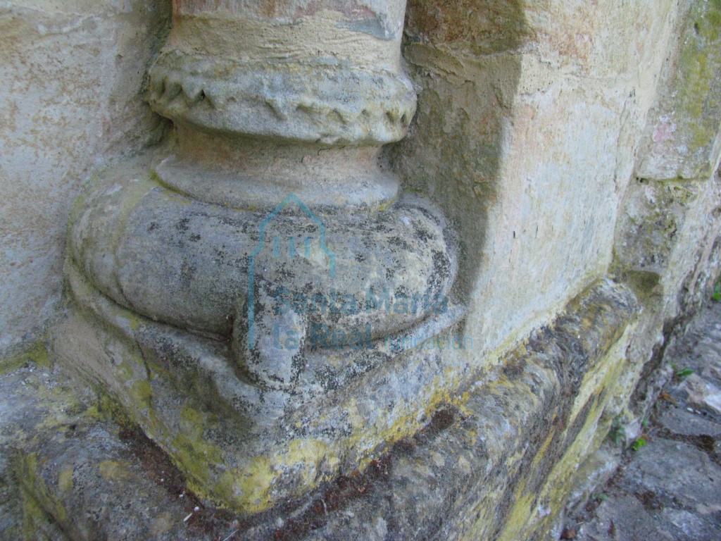 Basa de la columna de la portada occidental