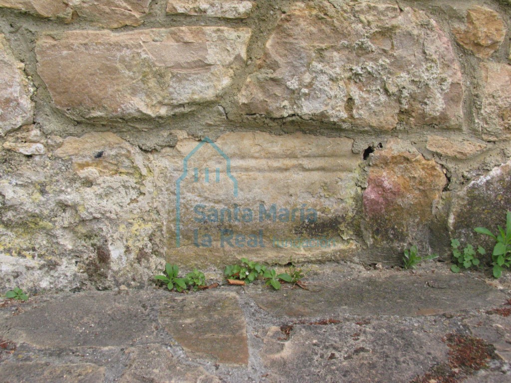 Detalle de un sillar con estriado