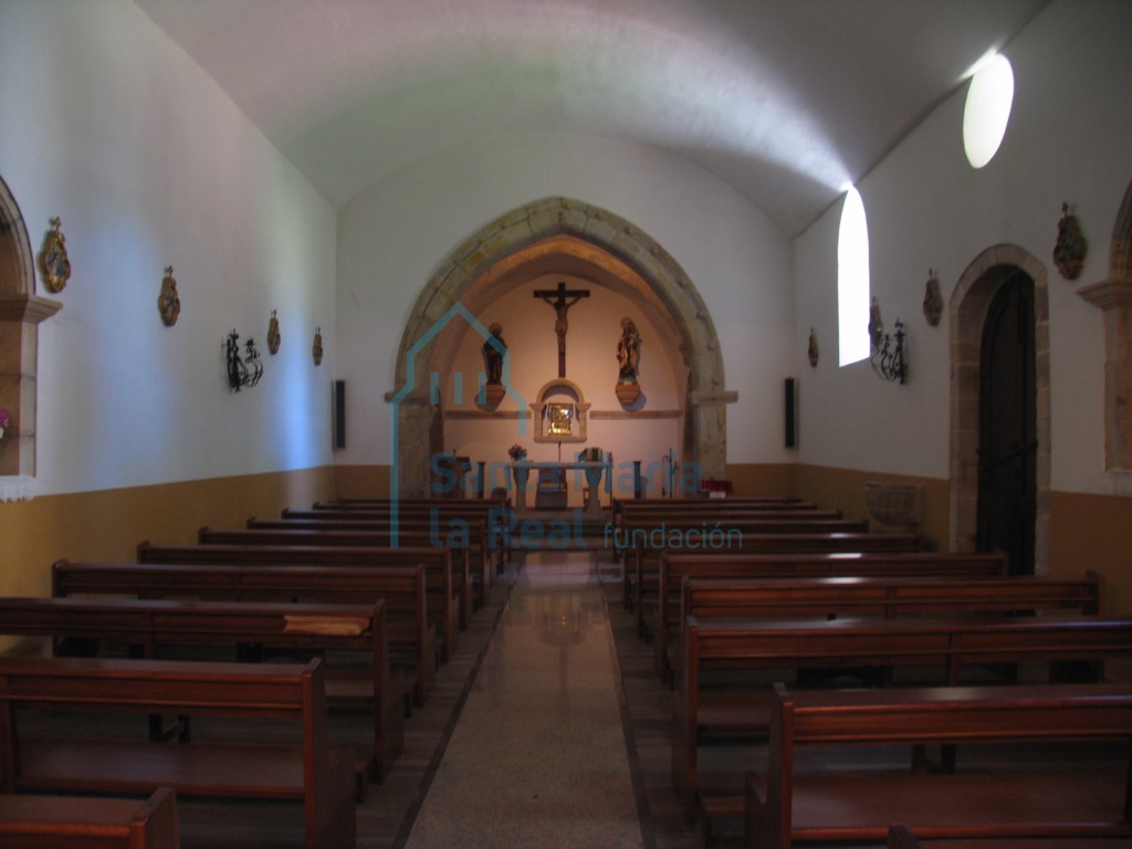 Interior de la nave hacia la cabecera