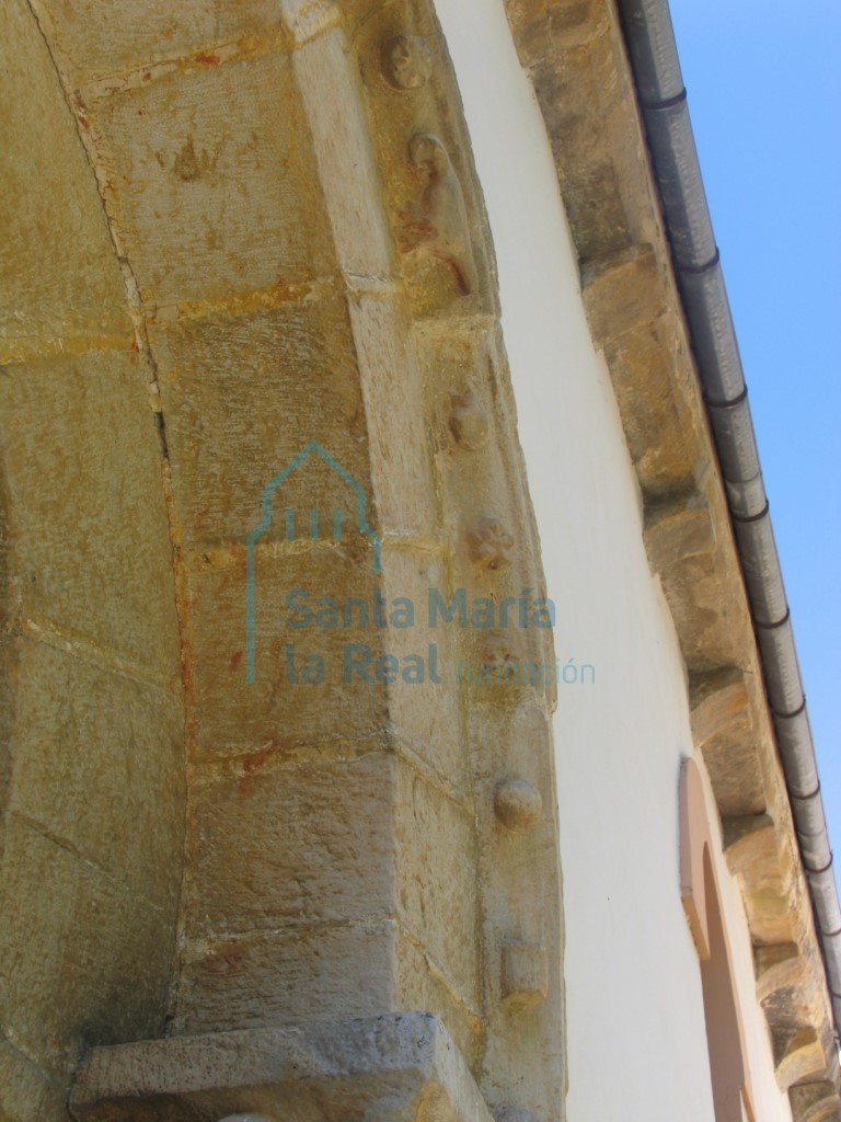 Detalle derecho de la rosca del arco triunfal