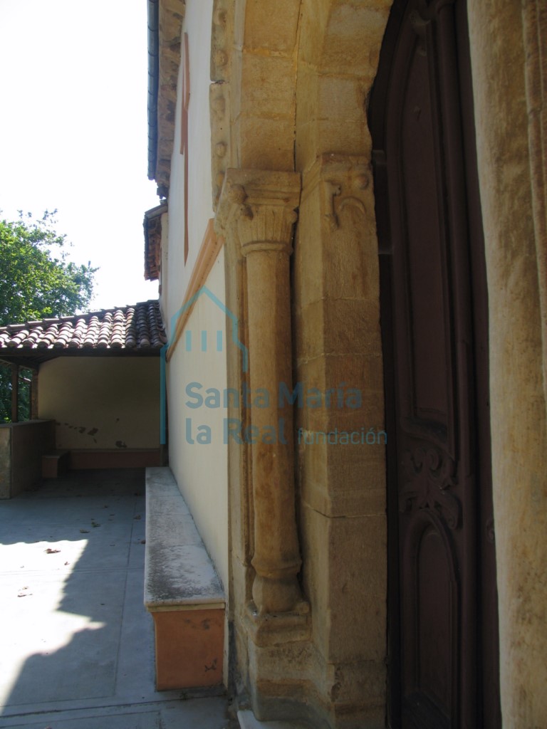Columna derecha de la portada meridional