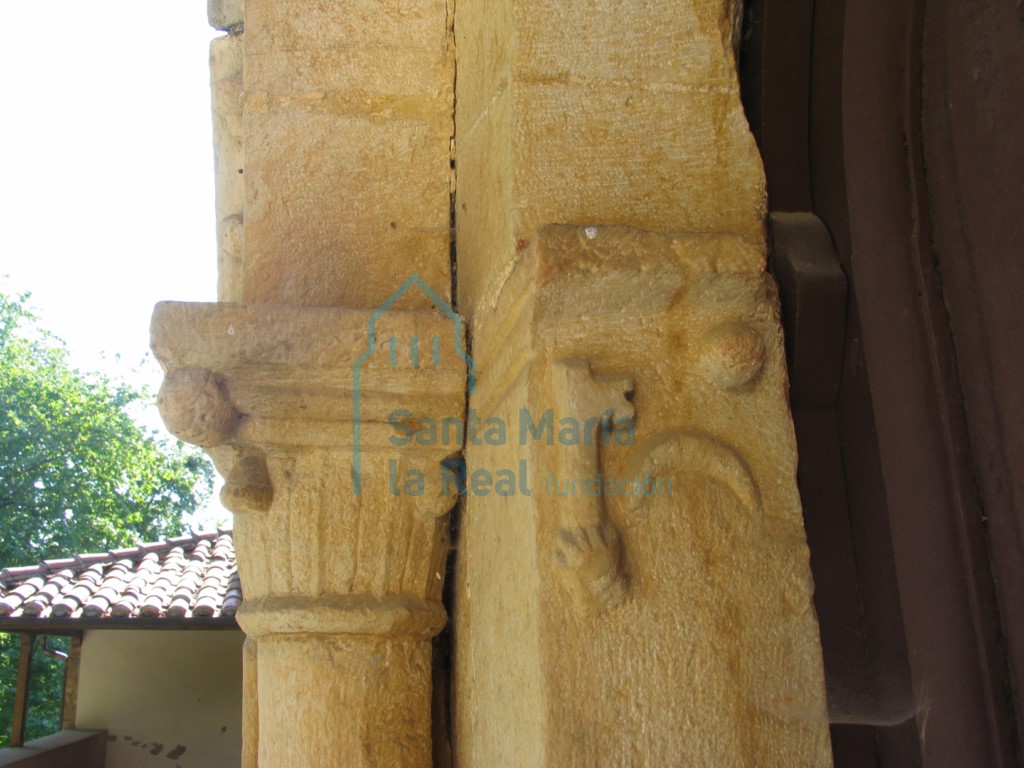 Detalle del capitel izquierdo y cara interna de la portada meridional