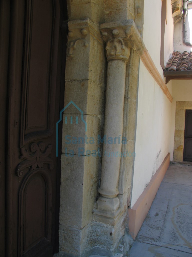 Columna derecha de la portada meridional