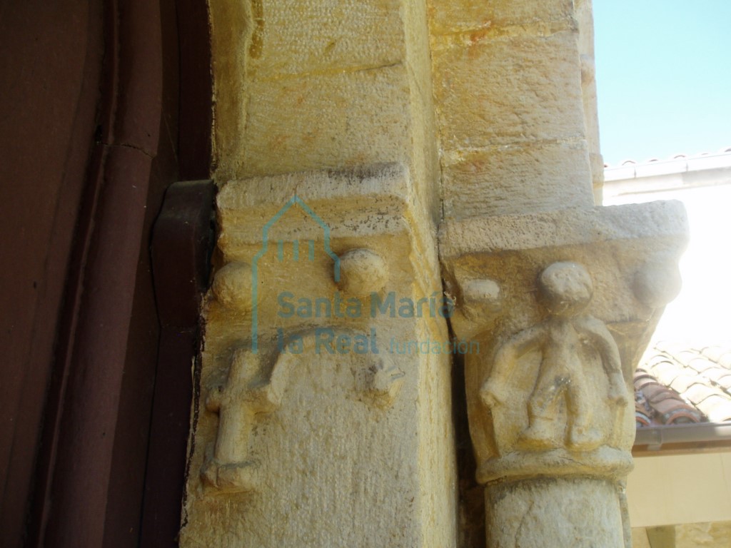 Detalle del capitel derecho y cara interna de la portada meridional