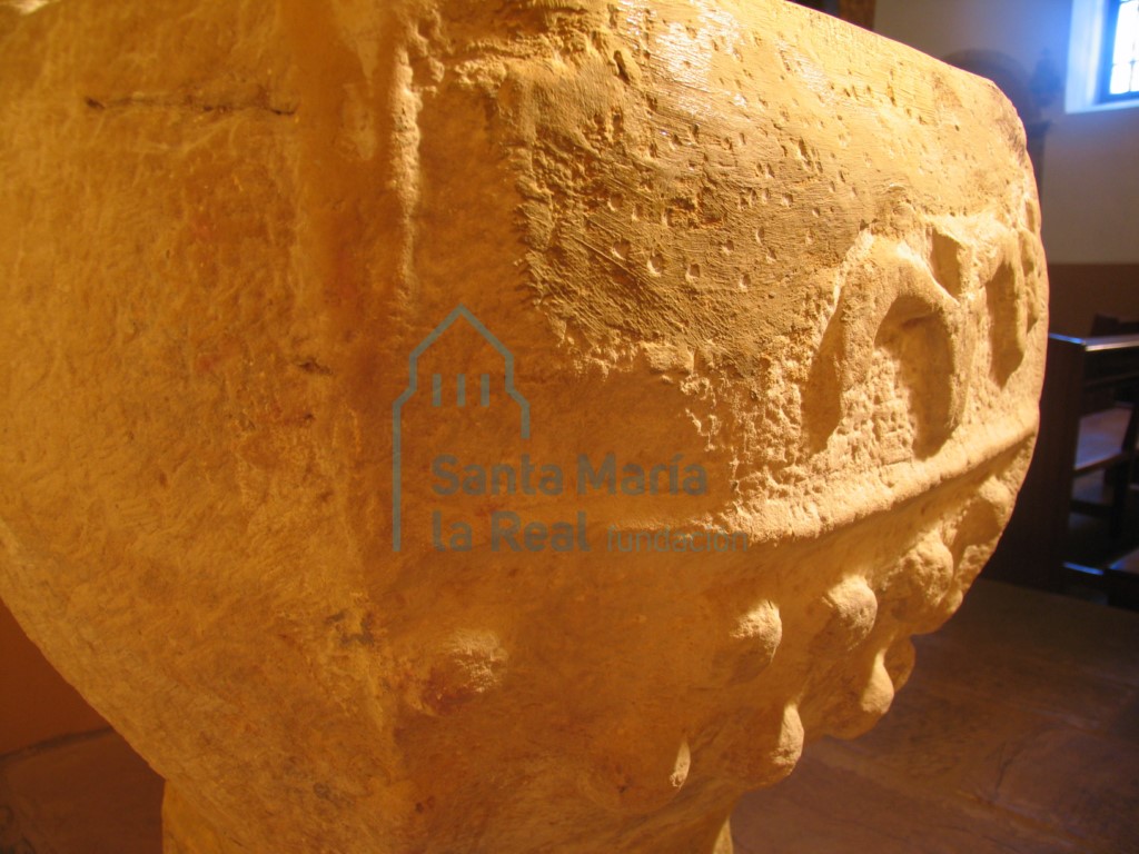 Detalle de la pila bautismal