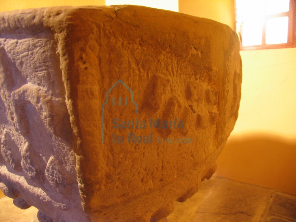 Detalle de la pila bautismal