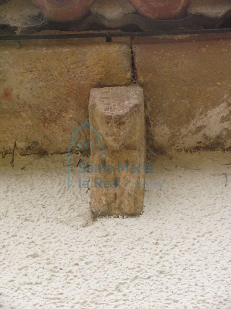 Canecillo con figura femenina