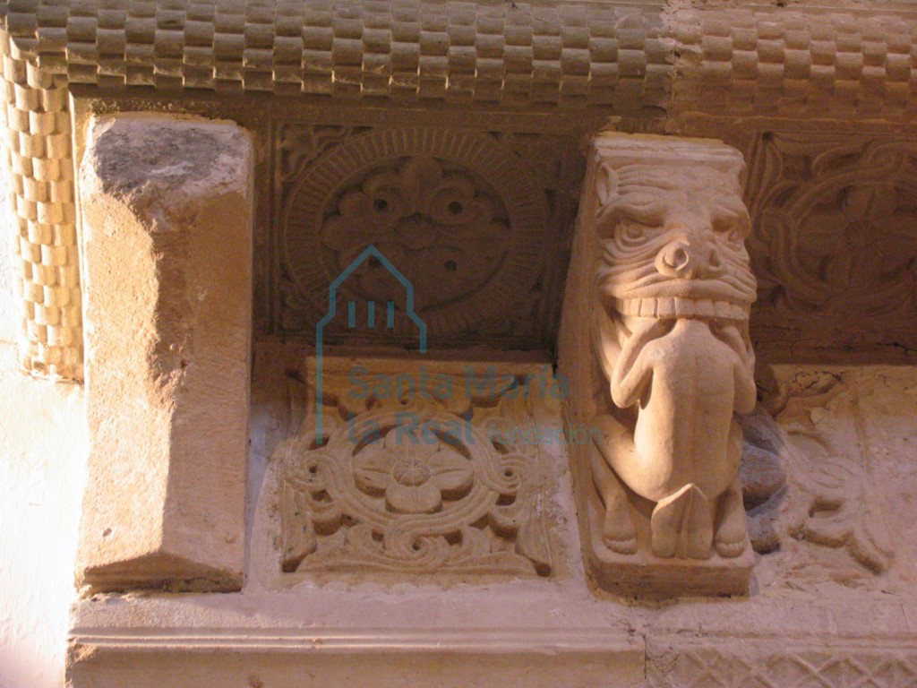 Canecillos y metopas bajo una antigua ventana románica Canecillos y metopas bajo una antigua ventana románica