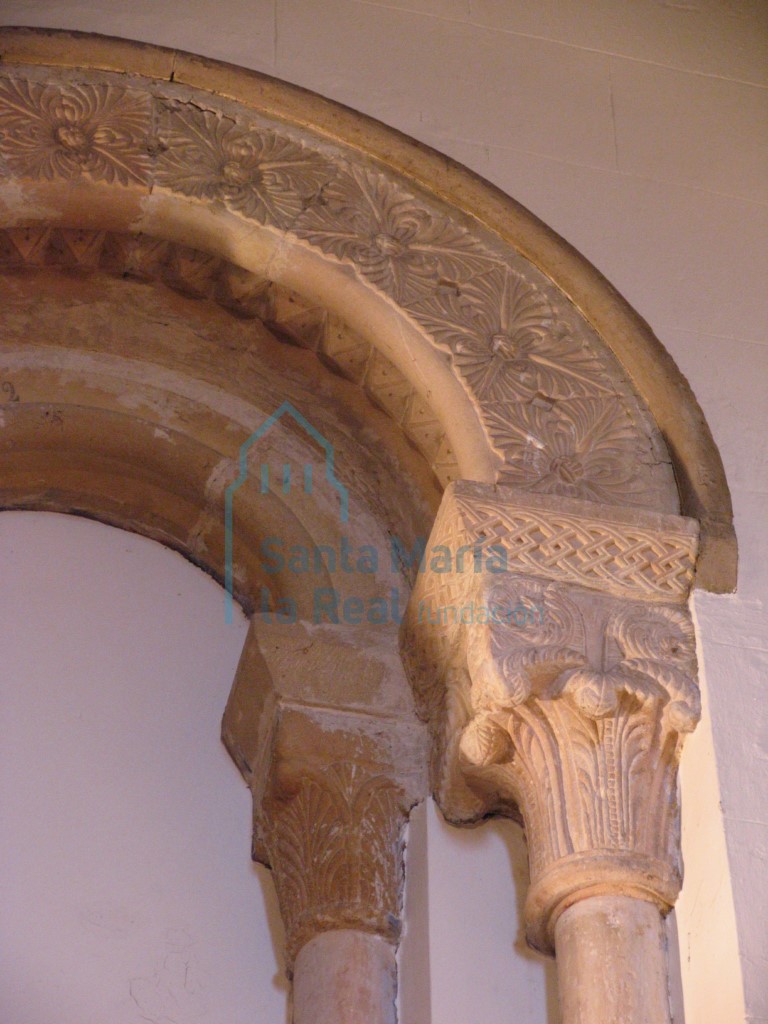 Detalle de la ventana románica